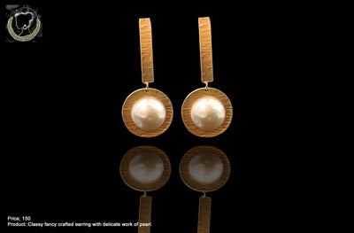 E071_Classy crafted pearl earring .