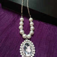 N0280_Gorgeous necklace with a oval shaped pendant embellished with sparkling stones with a touch of pearls.