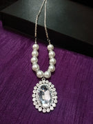N0280_Gorgeous necklace with a oval shaped pendant embellished with sparkling stones with a touch of pearls.