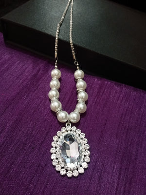 N0280_Gorgeous necklace with a oval shaped pendant embellished with sparkling stones with a touch of pearls.