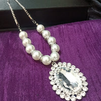 N0280_Gorgeous necklace with a oval shaped pendant embellished with sparkling stones with a touch of pearls.