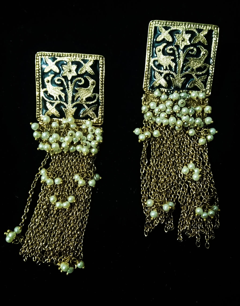 Classy earring with delicate work of pearl and  Meenakari work meant to put your fashion quotient higher .