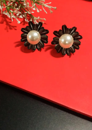 E0537_Lovely pearl stud with delicate craft work.