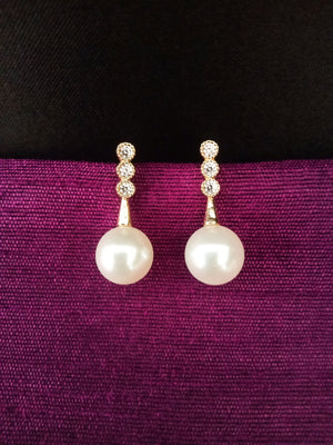 E0723_Lovely pearl earrings with a touch of sparkling stones.