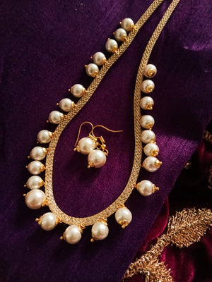 N0111_ Gorgeous necklace set with a touch of stones and pearls.