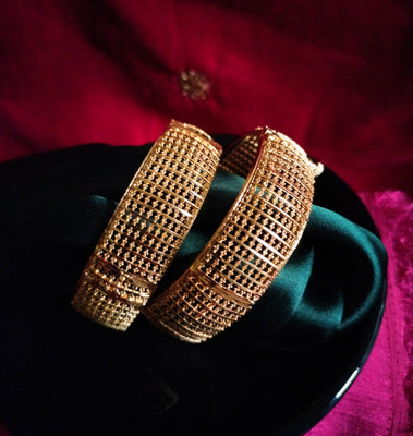 B0189_S_Gorgeous Gold plated screw type adjustable bangles with delicate craft work.